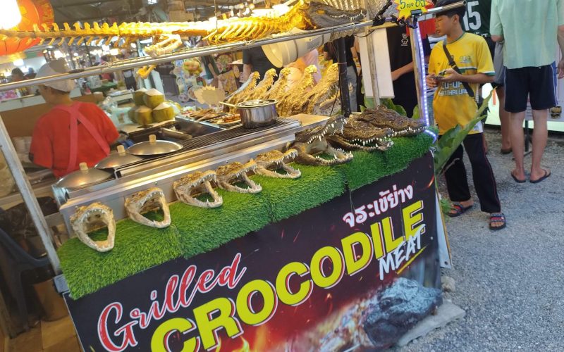 Thailand met kinderen night market Ao Nang